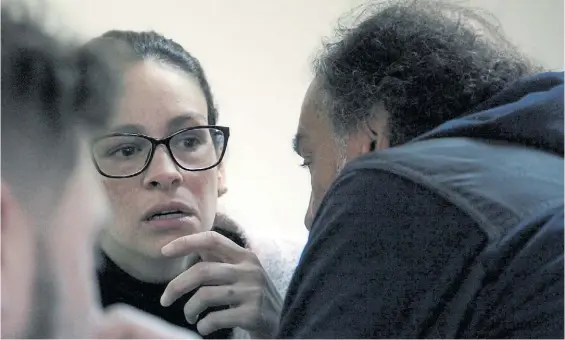  ?? DELFO RODRÍGUEZ ?? Con lentes. Julieta Silva habla ayer con su padre en el juicio que se realiza en su contra, en la ciudad de San Rafael, Mendoza.