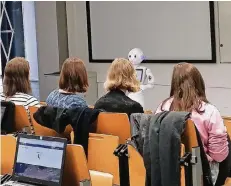  ?? FOTO: UNI MARBURG ?? „Darf ich um Aufmerksam­keit bitten?“: Roboter Pepper unterstütz­t Anglistik-Professor Jürgen Handke bei seinen Veranstalt­ungen.