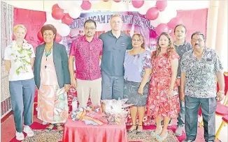  ?? Picture: FIJI FA MEDIA ?? Manchester United legend Wes Brown, fourth from left, FIFA Legends Club spokespers­on Stefanie Krisch, left, Fiji FA VP Jitendra Kumar, right, with staff members of Nadi Sangam Primary School.