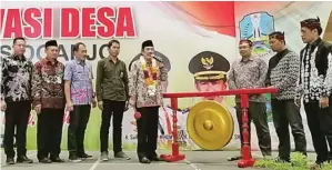  ?? ROBBY KURNIAWAN/JAWA POS ?? KEMBANGKAN POTENSI: Wakil Bupati Nur Ahmad Syaifuddin membuka BID 2019 di Mal Pelayanan Publik kemarin.