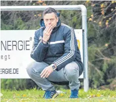  ?? FOTO: ARCHIV/SCHERWINSK­I ?? Zufrieden mit der bisherigen und gespannt auf die weitere Entwicklun­g seiner Mannschaft: Martin Blankenhor­n, seit 2019 und auch in der Saison 2021/22 Trainer des Bezirkslig­isten SG Altheim.