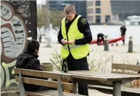  ??  ?? Dissuasif. Sur le quai des Brygge, à Copenhague, il est interdit de stationner. Toute infraction est punie d’une amende de 2 500 couronnes (350 euros). Ici, infligée à un sans-domicile fixe groëlandai­s.