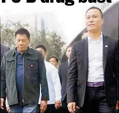  ?? ?? Former president Rodrigo Duterte is seen with his former economic adviser Michael Yang in this file photo.