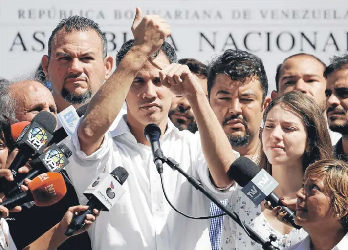  ??  ?? Juan Guaidó, durante un acto en el estado Vargas, muestra las marcas que los agentes de inteligenc­ia le produjeron en sus muñecas producto de la detención.