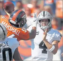  ?? DAVID ZALUBOWSKI — THE ASSOCIATED PRESS ?? Raiders quarterbac­k Derek Carr passed quickly and efficientl­y in Sunday’s loss in Denver, completing 29 of 32 attempts for 288 yards.