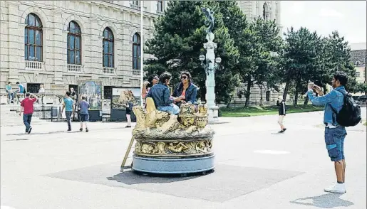  ?? FRANCESC BRACERO ?? Sin entrar. El Museo de Historia del Arte de Viena coloca reproducci­ones de sus cuadros y alguna escultura en la calle para que los amantes de las
selfies no necesiten llegar hasta las obras originales. Al fondo, entre otras, una de sus joyas,...