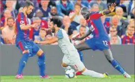  ?? REUTERS ?? ▪ Mamadou Sakho (right) concedes a penalty against Mohamed Salah (centre) on Monday.