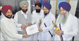  ??  ?? ■ Cabinet ministers Charanjit Singh Channi (L) and Sukhjinder Singh Randhawa (2L) handing over a letter to acting Akal Takht Jathedar Giani Harpreet Singh (2R) in Amritsar on Tuesday. SAMEER SEHGAL/HIT