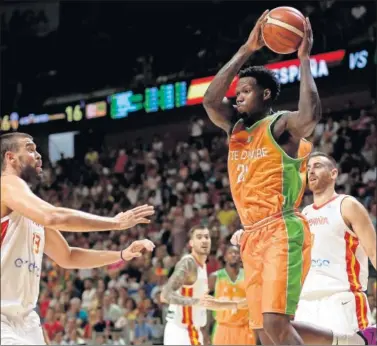  ??  ?? FICHAJE. Deon Thompson, el mejor de la noche en Costa de Marfil, jugará en Unicaja desde septiembre.