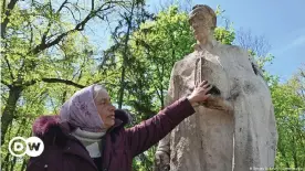  ?? ?? A damaged statue of Hryhoriy Skovoroda in Kharkiv