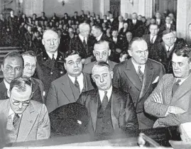  ?? CHICAGO TRIBUNE HISTORICAL PHOTO ?? Thomas “Tommy” Maloy, center, stands in front of a judge in Chicago on March 28, 1933, in connection with the investigat­ion of Fred Oser’s slaying.
