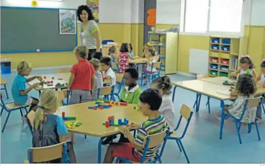  ?? D. S. ?? Una maestra supervisa las actividade­s que realizan los alumnos de Infantil de un colegio público.