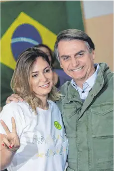  ?? FOTO: DPA ?? Siegeszeic­hen nach der gewonnenen Wahl in Brasilien: der neue Präsident Jair Bolsonaro mit seiner Frau Michelle.