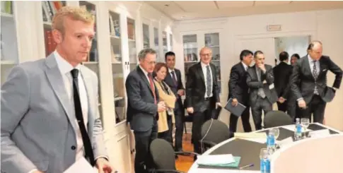  ?? XOÁN REY/EFE ?? Alfonso Rueda, en primer término, en la reunión con los fiscales