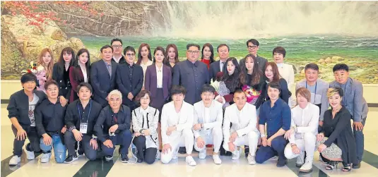  ?? Reuters ?? Los grupos surcoreano­s de K-pop, en su encuentro con Kim en Pyongyang