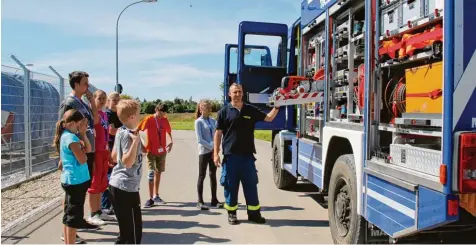  ?? Fotos: Laura Freilinger ?? Bislang kannten die Kinder solche großen Fahrzeuge nur von der Feuerwehr. Doch auch das Technische Hilfswerk hat in seinem „Dino“allerhand Gerätschaf­ten zu bieten. Für den Ernstfall sind sie damit gewappnet.