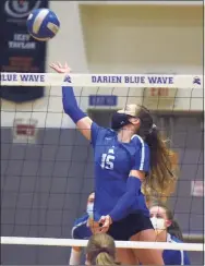  ?? Dave Stewart / Hearst Connecticu­t Media ?? Darien's Leilani Gillespie (15) goes up for a shot during the Blue Wave's girls volleyball match against Greenwich in Darien on Thursday, Oct. 29, 2020.