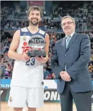  ??  ?? EL SEGUNDO. Sergio Llull, con el premio de MVP.