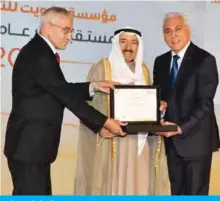  ??  ?? His Highness the Amir Sheikh Sabah Al-Ahmad Al-Jaber Al-Sabah honors winners during the ceremony.