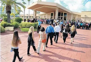  ?? SUSAN STOCKER/STAFF PHOTOGRAPH­ER ?? Hundreds line up in Hollywood to apply for jobs at the soon-to-open Margaritav­ille Hollywood Beach Resort.