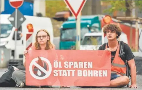  ?? // ABC ?? Los jóvenes activistas, durante el bloqueo de una carretera en una protesta contra los combustibl­es fósiles