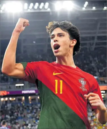  ?? ?? João Félix celebra el gol que consiguió con Portugal frente a Ghana en su debut mundialist­a.