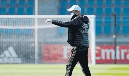  ?? FOTO: EFE ?? Zinedine Zidane en el entrenamie­nto del Real Madrid en la Ciudad Deportiva de Valdebeas previo al duelo ante el Eibar