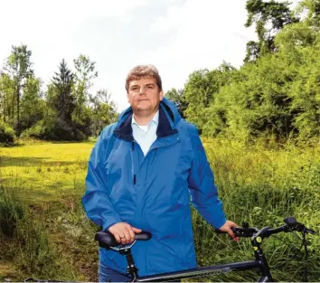  ?? Foto: Marcus Merk ?? An dieser Stelle im Wald bei Langweid beobachtet­e Rainer Kraft (AfD) zu Zeiten des Lockdowns viele Familien. Der Abgeordnet­e kritisiert die Einschränk­ungen seit Beginn der Pandemie.