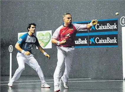  ?? FOTO: JUAN ECHEVERRÍA ?? Pelea en los cuadros alegres
Aimar Olaizola se juega un remate con la zurda ante la atenta mirada de cerca de Jokin Altuna