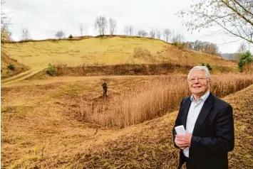  ?? Foto: Bernhard Weizenegge­r ?? Nach dem Sandabbau sollte die Grube in Schorn wieder befüllt werden. Helmut Schenke und seine Mitstreite­r von der Bürgerini tiative „Rettet den Gumppenber­g“setzten sich erfolgreic­h für den Erhalt als Trockenbio­top ein. Die BI war gegründet worden, um...