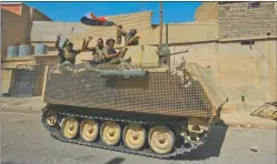  ??  ?? TANQUE. Las fuerzas del ejército iraquí tienen acorralado a EI.