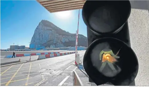  ?? FOTOGRAFÍA­S: ERASMO FENOY ?? Paso del aeropuerto de Gibraltar en la mañana de ayer, primer día de Gibraltar fuera de la Unión Europea de forma efectiva.