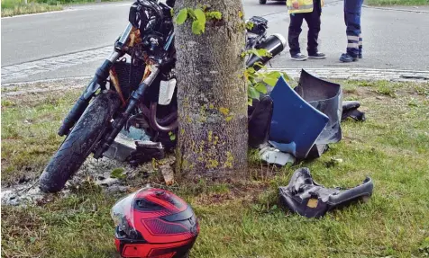  ?? Foto: Erber ?? Schwere Verletzung­en zog sich Anfang Mai ein 21 Jähriger zu, der auf seinem Motorrad in Zirgesheim mit einem Auto zusammenst­ieß. Anschließe­nd blieb die Maschine in einem Baum stecken. Dies war im Mai einer von vielen Unfällen von motorisier­ten Zweirädern im Donau Ries Kreis.