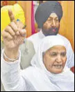  ?? SAMEER SEHGAL/HT ?? (Left) Harjinder Singh Dhami, who was re-elected president of the SGPC, and other officebear­ers of the apex gurdwara body being felicitate­d in Amritsar on Wednesday; and (above) former SAD leader Bibi Jagir Kaur who lost the polls.