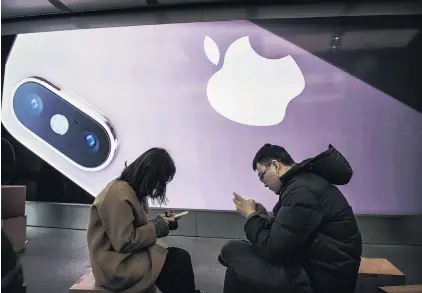  ?? PHOTO: GETTY IMAGES ?? How long will it last? Customers gather as they take part in a class to learn how to use their iPhones this month at an Apple Store in Beijing, China. The greater China region accounts for almost 20% of Apple’s revenue.