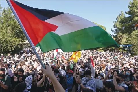  ?? (Luis Sinco/Los Angeles Times/TNS) ?? STUDENTS RALLY on the UCLA campus in support of Palestinia­ns in Gaza, last week.