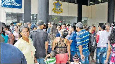  ?? HANSEL VÁSQUEZ ?? Venezolano­s exponen a una funcionari­a de la UNGR sus inquietude­s y molestias durante jornada.