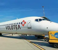  ??  ?? In pista
Un aereo di Volotea all’aeroporto Catullo