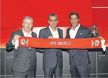  ?? ?? Fernando Tavares, vice-presidente; Jota, treinador; e Rui Costa, presidente