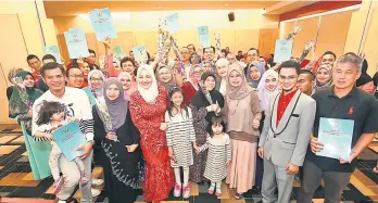  ??  ?? Fatimah (front row, third right), Noriah (front row, third left), and Mohamad Solhi (front row, second right) in a group photo with workshop participan­ts. — Photo by Muhammad Rais Sanusi