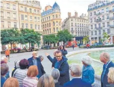  ?? FOTOS: ADLER ?? Andreas Schmauder erläutert der Ravensburg­er Reisegrupp­e die Geschichte der Kaufleute aus Oberschwab­en in der Altstadt von Lyon.