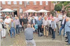  ?? FOTO: MÄNNERGESA­NGVEREIN KEVELAER ?? Die Sänger brachten beim Ausflug natürlich auch ein Ständchen zum Besten und erfreuten damit die Gäste.