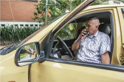  ?? FOTO SANTIAGO MESA RICO ?? Los taxistas dejaron de usar radioteléf­ono hace más de 10 años pero en 2019 y, por iniciativa propia, decidieron volver a instalarlo­s como un “mecanismo de protección”.