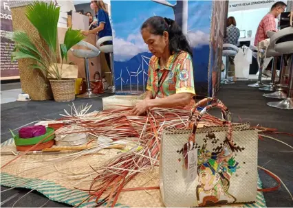  ?? PHOTOGRAPH BY JONAS REYES FOR THE DAILY TRIBUNE ?? THE skills of a bag weaver from Bolinao, Pangasinan are showcased at the North Luzon Travel Fair held at the SMX Convention Center in Clark Freeport Monday.