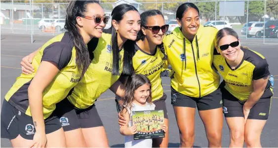  ?? ?? Neva Pearson, 4, is all smiles as she poses with Central Pulse players Tiana Metuarau, Aliyah Dunn, Paris Lokotui, Binian Hunt and Courtney Elliott.