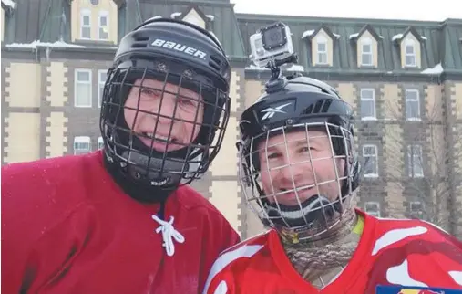  ?? - Gracieuset­é Radio-Canada Acadie ?? En février, Alain Ménard n’a pas hésité à troquer le micro pour un équipement de hockey afin d’essayer la descente de la Course XTreme de Bathurst en compagnie de Bruno Richard.