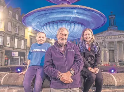  ?? Photograph by Jason Hedges ?? HOPE: Hunting for a cure, from left, Ruby Cameron, 11, Dave Duff and Ellie Paton, 13.