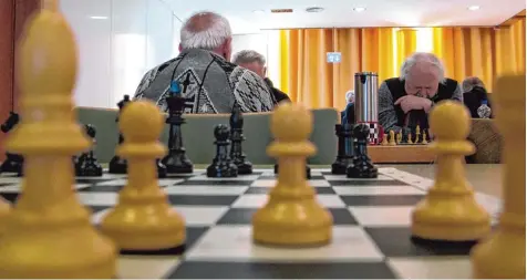  ?? Foto: Leonie Küthmann ?? Gesenkte Häupter, grübelnde Blicke: Das Internatio­nale Schachfest­ival in Bad Wörishofen hat in diesem Jahr 288 Teilnehmer angelockt. Darunter auch wieder viele Spieler aus dem Ausland.