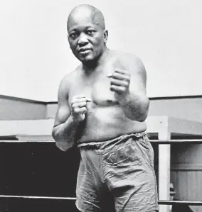  ??  ?? Fue el primer campeón afroameric­ano en la historia del boxeo.