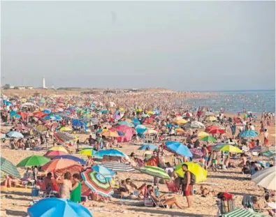  ?? JUAN CARLOS TORO ?? Bañistas en la playa de El Palmar, en Vejer de la Frontera (Cádiz).
